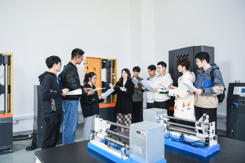 材料与土木工程学院-钢筋材料实验室